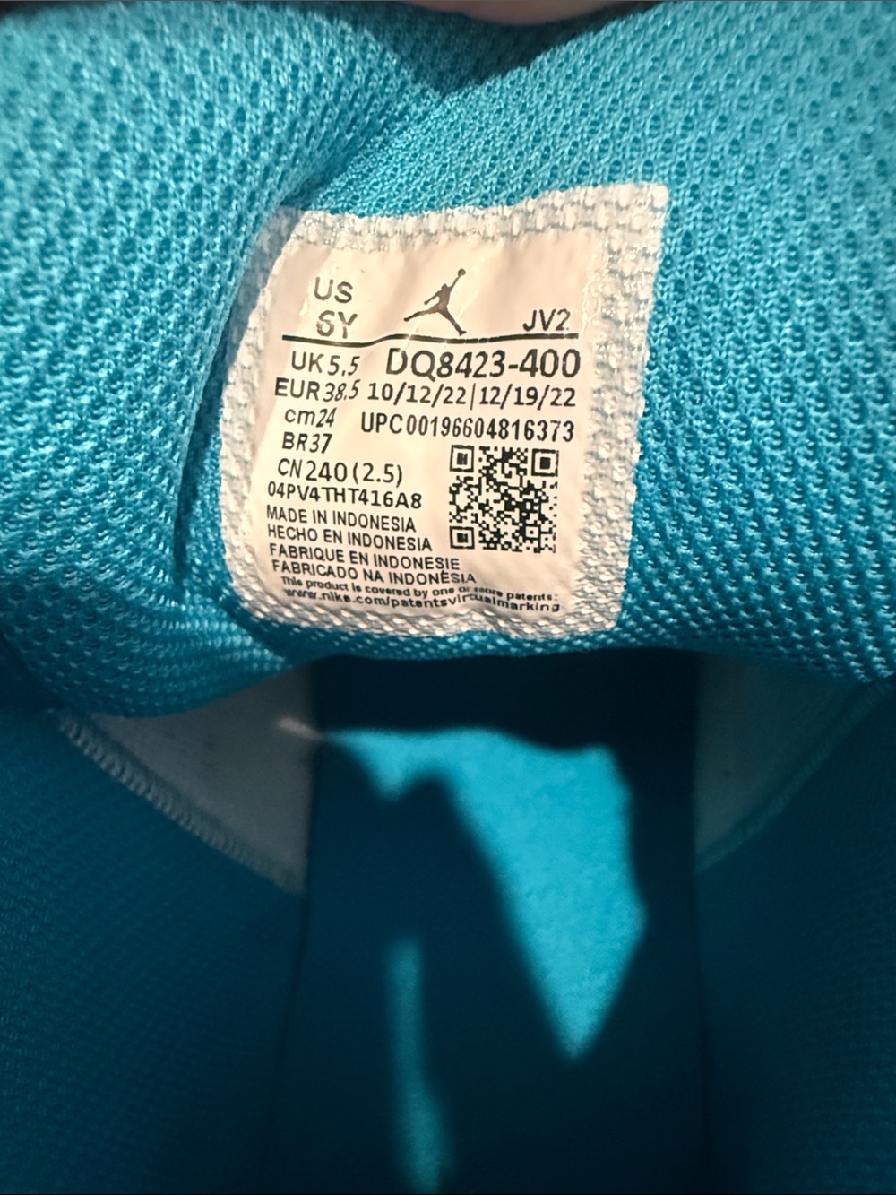 Jordan Teal/White Basketball Shoe Interior - Picture 2 of 3